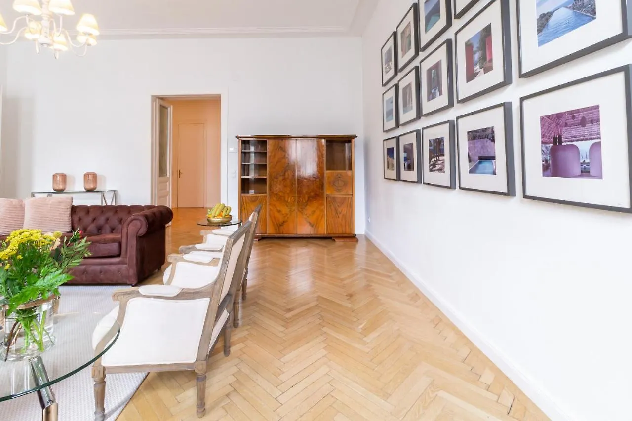 Large Luxury Residence Near Townhall & Votivkirche Vienna Apartment