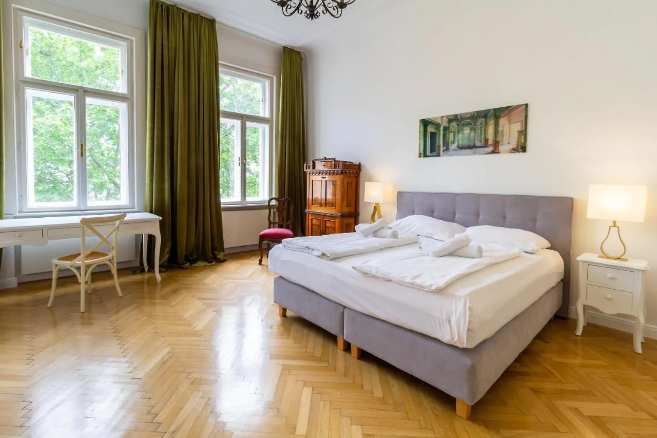 Large Luxury Residence Near Townhall & Votivkirche Vienna
