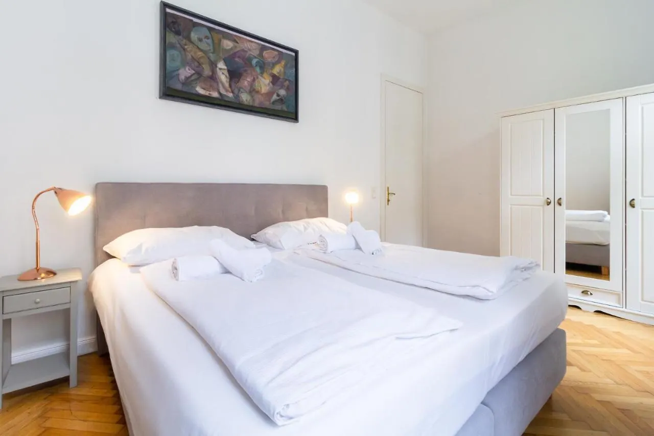 Large Luxury Residence Near Townhall & Votivkirche Vienna 0*,