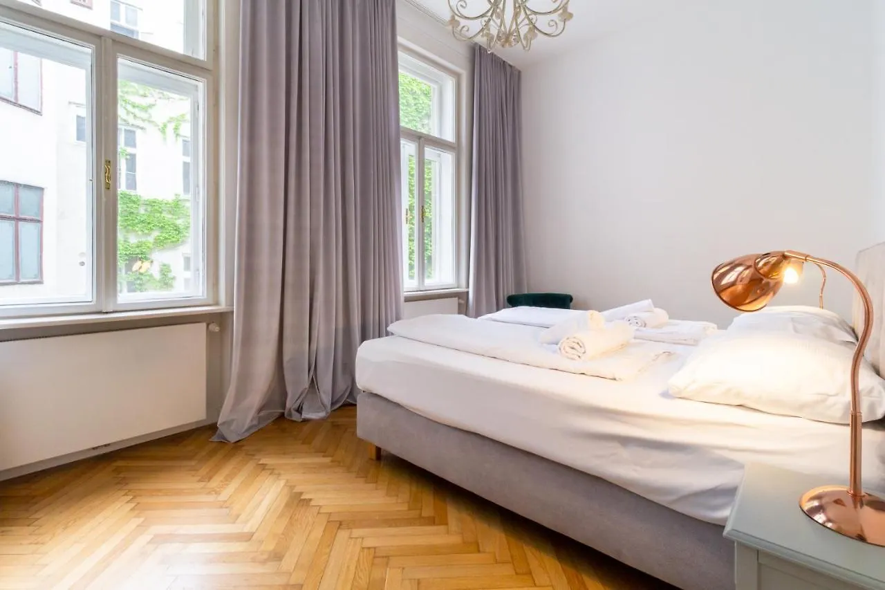 Large Luxury Residence Near Townhall & Votivkirche Vienna Apartment